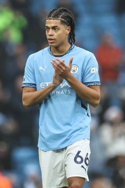 Manchester City 'den Jahmai Simpson-Pusey, Premier League' in 26 Aralık 2024 tarihinde Etihad Stadyumu 'nda oynanan Manchester City-Everton maçının son düdüğü sonrasında taraftarları alkışlıyor.