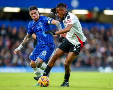 Fulham 'dan Alex Iwobi Chelsea Premier Lig karşılaşmasında Chelsea ile Fulham arasında 26 Aralık 2024' te Stamford Bridge, Londra 'da oynanan karşılaşmada Chelsea' li Enzo Fernandez tarafından baskı altına alındı.