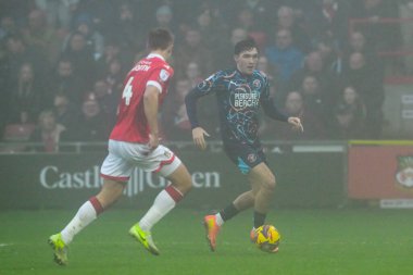 Blackpool 'dan Kyle Joseph, 26 Aralık 2024' te SToK Cae Ras, Wrexham, İngiltere 'de oynanan Wrexham-Blackpool maçında topa vuruyor.