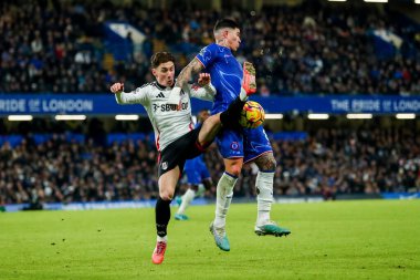 Fulham 'dan Harry Wilson Premier Lig karşılaşmasında Chelsea' den Enzo Fernandez ile 26 Aralık 2024 'te Stamford Bridge, Londra' da oynanan maçta top için mücadele etti.