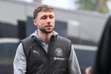 Blackpool takımından Matthew Pennington, Wrexham 'a karşı Blackpool maçında 26 Aralık 2024' te SToK Cae Ras, Wrexham, Birleşik Krallık 'a geldi.