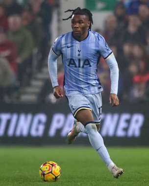 Tottenham Hotspur 'dan Destiny Udogie Premier League maçı sırasında Nottingham Forest Tottenham Hotspur' a karşı City Ground, Nottingham, İngiltere, 26 Aralık 2024