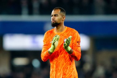 Chelsea 'den Robert Sanchez, 26 Aralık 2024' te Stamford Bridge, Londra 'da oynanan Premier League karşılaşmasında Chelsea Fulham' a karşı oynanan yenilgi sonrasında taraftarları kabul ediyor.