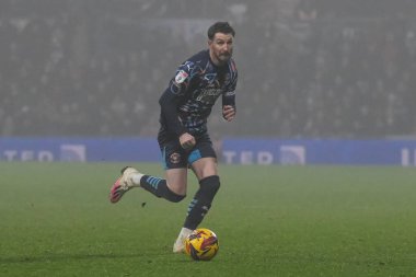 Blackpool 'dan James Husband, Wrexham' a karşı Blackpool maçında topu 26 Aralık 2024 'te SToK Cae Ras, Wrexham, İngiltere' de bıraktı.