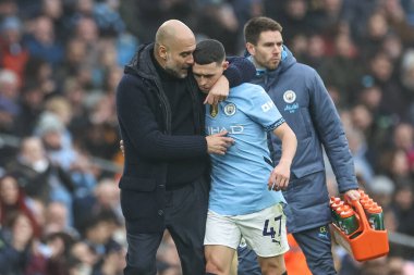 Manchester City 'nin Pep Guardiola teknik direktörü, Manchester City' nin 26 Aralık 2024 'te Etihad Stadyumu' nda oynanan Premier League maçında Phil Foden ile konuştu.