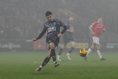 Blackpool takımından Albie Morgan, Wrexham 'a karşı Blackpool maçında topu 26 Aralık 2024' te SToK Cae Ras, Wrexham, İngiltere 'de geçiyor.
