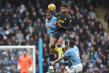 Manchester City 'den Manuel Akanji ve Everton' dan Dominic Calvert-Lewin Premier League maçında Manchester City Everton 'a karşı Etihad Stadyumu, Manchester, İngiltere, 26 Aralık 2024
