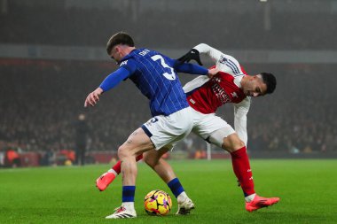 Ipswich Town 'dan Leif Davis ve Arsenal' den Gabriel Martinelli, 27 Aralık 2024 'te Emirates Stadyumu' nda oynanan Premier League karşılaşmasında top için mücadele ettiler.