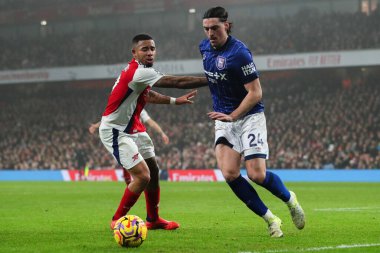 Ipswich Town 'dan Jacob Greaves, 27 Aralık 2024' te İngiltere 'nin başkenti Londra' daki Emirates Stadyumu 'nda oynanan Premier League maçında Arsenal - Ipswich Town maçında Arsenal - Arsenal maçında Gabriel Jesus' u durdurdu.