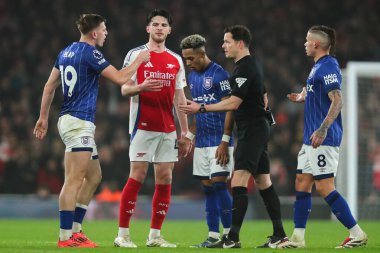 Hakem Darren England 'ın 27 Aralık 2024' te İngiltere 'nin başkenti Londra' daki Emirates Stadyumu 'nda oynanan Premier League maçı sırasında Ipswich Town' dan Liam Delap ile yaptığı görüşmede sinirler gerildi.