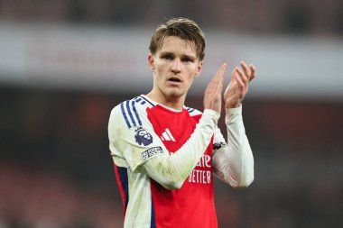 Arsenal 'den Martin degaard, 27 Aralık 2024' te İngiltere 'nin Emirates Stadyumu' nda oynanan Premier League maçı sonrasında taraftarları alkışlıyor.