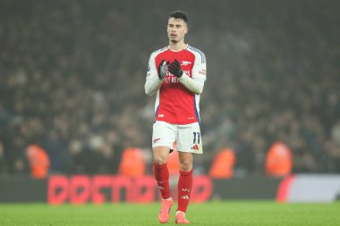 Arsenal 'den Gabriel Martinelli, 27 Aralık 2024' te İngiltere 'nin Emirates Stadyumu' nda oynanan Premier League maçı sonrasında taraftarları alkışlıyor.