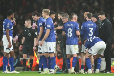 Ipswich Town 'un teknik direktörü Kieran McKenna, 27 Aralık 2024 tarihinde Emirates Stadyumu' nda oynanan Premier League maçında oyuncularına karşı Arsenal ve Ipswich Town maçında konuştu.