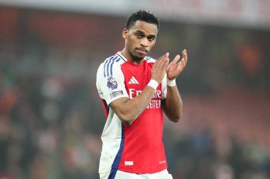 Arsenal 'den Jurrien Timber, 27 Aralık 2024' te Emirates Stadyumu 'nda oynanan Premier League maçından sonra taraftarlarını alkışlıyor.