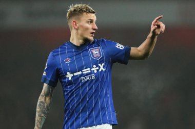Ipswich Town 'dan Luke Woolfenden, 27 Aralık 2024' te Emirates Stadyumu 'nda oynanan Premier League maçında takım arkadaşlarına talimat verir.