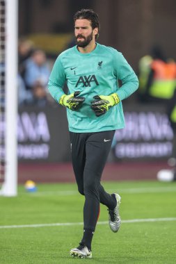Liverpool 'dan Alisson Becker Premier League maçında maç öncesi ısınma oturumunda West Ham United Liverpool' a karşı Londra Stadyumu, Londra, İngiltere, 29 Aralık 2024