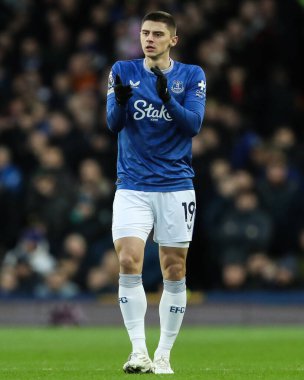 Everton 'dan Vitaliy Mykolenko, İngiltere' nin Liverpool kenti Goodison Park 'ta oynanan Premier League maçında takım arkadaşlarını alkışlıyor.