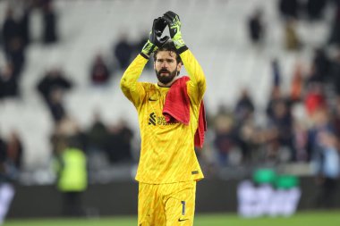 Liverpool 'dan Alisson Becker, Premier League' in 29 Aralık 2024 'te Londra Stadyumu' nda oynanan West Ham United - Liverpool maçının son düdüğü sonrasında taraftarları alkışlıyor.