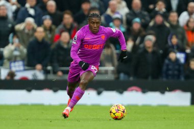 Wolverhampton Wanderers takımından Jean-Ricner Bellegarde, Premier League maçında Tottenham Hotspur 'un Wolverhampton Wanderers' a karşı oynadığı Tottenham Hotspur Stadyumu 'nda 29 Aralık 2024' te topu bırakıyor.