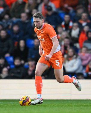 Blackpool 'dan Matthew Pennington, 21 Aralık 2024' te Birmingham City, St. Andrew 's @ Knighthead Park, Birmingham, İngiltere' de Blackpool 'a karşı oynanan Gökyüzü İddia Ligi 1 karşılaşmasında topla bir çıkış yaptı.