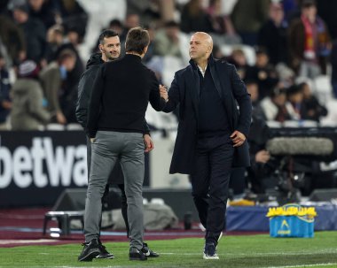 West Ham United 'ın Julen Lopetegui teknik direktörü, Liverpool Premier Lig karşılaşmasında Liverpool' un West Ham United Liverpool 'a karşı 29 Aralık 2024' te Londra Stadyumu 'nda oynanan karşılaşmada Liverpool teknik direktörü Arne Slot' un elini sıkıyor.