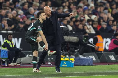 Liverpool 'un Arne Slot teknik direktörü Liverpool' dan Diogo Jota 'ya talimat veriyor. 21 Aralık 2024' te Londra Stadyumu 'nda oynanacak Premier League maçında West Ham United Liverpool' a karşı.