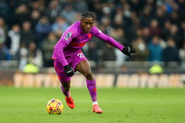 Wolverhampton Wanderers takımından Jean-Ricner Bellegarde, Premier League maçında Tottenham Hotspur 'un Wolverhampton Wanderers' a karşı oynadığı Tottenham Hotspur Stadyumu 'nda 29 Aralık 2024' te topu bırakıyor.
