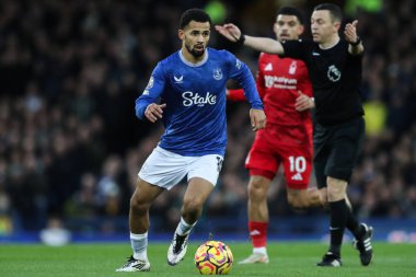 Everton 'dan Iliman Ndiaye, İngiltere' nin Liverpool kenti Goodison Park 'ta oynanan Everton-Nottingham maçı sırasında topla birlikte ilerliyor.