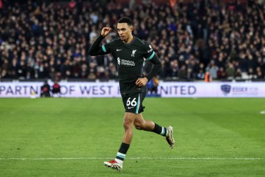 Liverpool 'dan Trent Alexander-Arnold, Premier League maçında West Ham United Liverpool' a karşı Londra Stadyumu 'nda 29 Aralık 2024' te oynanan karşılaşmada 0-4 'lük galibiyetini kutluyor.