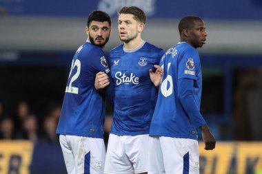 Everton 'dan James Tarkowski, İngiltere' nin Liverpool kenti Goodison Park 'ta oynanan Premier League maçında Everton Nottingham Forest' a karşı serbest vuruş duvarı düzenliyor.