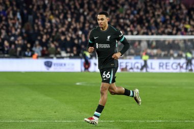 Liverpool 'dan Trent Alexander-Arnold, Premier League maçında West Ham United Liverpool' a karşı Londra Stadyumu 'nda 29 Aralık 2024' te oynanan karşılaşmada 0-4 'lük galibiyetini kutluyor.