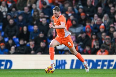 Blackpool 'dan Matthew Pennington, 21 Aralık 2024' te Birmingham City, St. Andrew 's @ Knighthead Park, Birmingham, İngiltere' de Blackpool 'a karşı oynanan Gökyüzü İddia Ligi 1 karşılaşmasında topla bir çıkış yaptı.