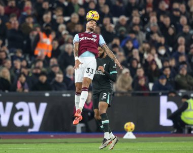 West Ham United takımından Emerson Palmieri, Premier League maçında Liverpool 'lu Joe Gomez' in 29 Aralık 2024 'te Londra' daki Londra Stadyumu 'nda Liverpool' a karşı oynadığı maçta yüksek topu kazandı.