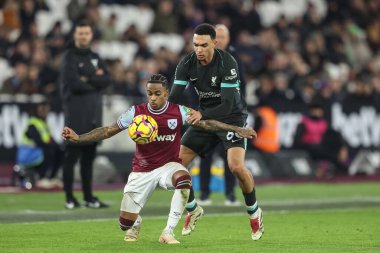 West Ham United takımından Crysencio Summerville, Premier League maçı sırasında Liverpool 'dan Trent Alexander-Arnold' u Londra 'daki Liverpool Stadyumu' nda 29 Aralık 2024 'te yendi.
