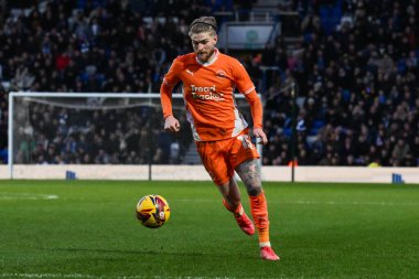 Blackpool takımından Hayden Coulson, 29 Aralık 2024 'te Birmingham City, St. Andrew' s @ Knighthead Park, Birmingham, Birleşik Krallık 'ta Blackpool' a karşı oynadığı Gökyüzü İddia Ligi 1 karşılaşmasında topla bir çıkış yaptı.