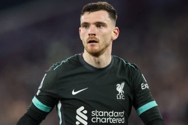 Liverpool 'dan Andrew Robertson, Premier League maçında West Ham United Liverpool' a karşı Londra Stadyumu 'nda 29 Aralık 2024' te seyrediyor.