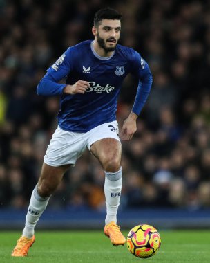 Everton 'dan Armando Broja, İngiltere' nin Liverpool kenti Goodison Park 'ta oynanan Everton-Nottingham maçı sırasında topla birlikte ilerliyor.