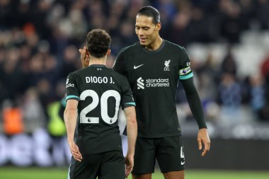 Liverpool 'dan Diogo Jota, Premier League maçında Liverpool' lu Virgil van Dijk ile Londra 'daki Liverpool Stadyumu' nda oynanan karşılaşmada 29 Aralık 2024 'te Liverpool' lu Virgil van Dijk ile 0-5 'lik galibiyet golünü kutluyor.