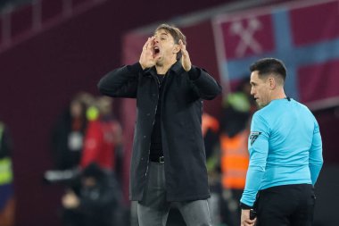 West Ham United 'ın teknik direktörü Julen Lopetegui, Premier League maçı sırasında Londra' daki Liverpool Stadyumu 'nda West Ham United maçında talimatları haykırıyor.