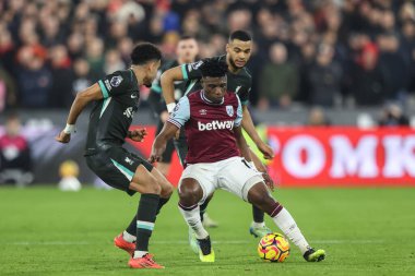 West Ham United 'dan Muhammed Kudus, Liverpool Premier Ligi karşılaşmasında Luis Daz ve Cody Gakpo' yu Londra 'daki Liverpool Stadyumu' nda 29 Aralık 2024 'te karşı karşıya getirdi.