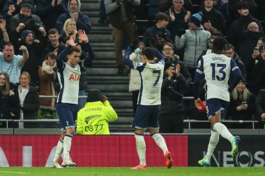 Tottenham Hotspur 'dan Brennan Johnson, Premier League maçında Tottenham Hotspur' un Wolverhampton Wanderers 'a karşı 29 Aralık 2024' te Londra 'daki Tottenham Hotspur Stadyumu' nda 2-1 'lik galibiyetini kutluyor.