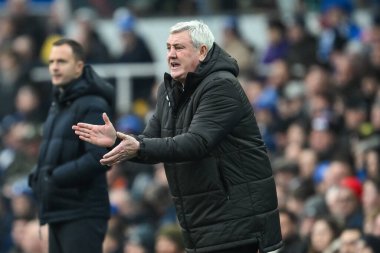 Blackpool 'un baş antrenörü Steve Bruce takımına Gökyüzü İddia Ligi 1 maçında Birmingham City, St. Andrew' s @ Knighthead Park, Birmingham, İngiltere 'de 29 Aralık 2024' te Blackpool 'a karşı maçında talimatlar veriyor.