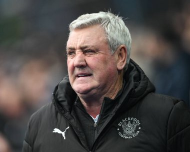 Steve Bruce, 21 Aralık 2024 'te Birmingham City' nin St. Andrew 's @ Knighthead Park, Birmingham' da Blackpool 'a karşı oynadığı Gökyüzü İddia Ligi 1 maçında Blackpool' un baş antrenörü.