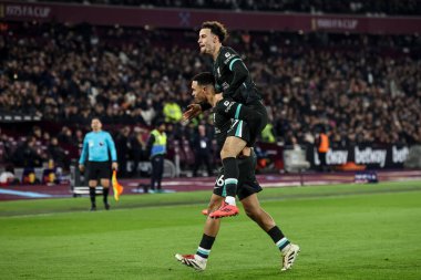 Liverpool 'dan Trent Alexander-Arnold, Premier League maçı sırasında Liverpool' dan Curtis Jones ile Londra 'daki Liverpool Stadyumu' nda 29 Aralık 2024 'te oynanan Liverpool maçında 0-4' lük galibiyetini kutluyor.