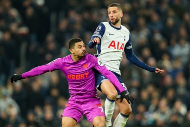 Wolverhampton Wanderers takımından Andre, Tottenham Hotspur 'a karşı Wolverhampton Wanderers maçında Tottenham Hotspur' dan Rodrigo Bentancur ile birlikte 29 Aralık 2024 'te Londra' daki Tottenham Hotspur Stadyumu 'nda topa atladı.