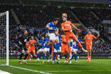 Blackpool 'dan Matthew Pennington, 21 Aralık 2024' te Birmingham City, St. Andrew 's @ Knighthead Park, Birmingham, İngiltere' de oynanan Blackpool maçında topu köşeye fırlattı.