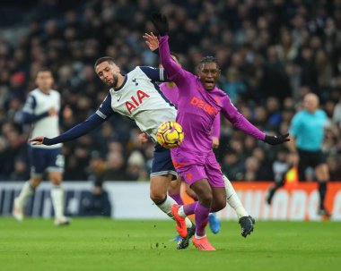 Tottenham Hotspur 'dan Rodrigo Bentancur ve Wolverhampton Wanderers takımından Jean-Ricner Bellegarde Premier League karşılaşmasında top için mücadele ediyorlar Tottenham Hotspur Wolverhampton Wanderers' a karşı 29 Aralık 2024