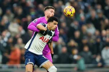 Wolverhampton Wanderers takımından Matt Doherty, Tottenham Hotspur 'dan Dominic Solanke ile Premier League karşılaşmasında Tottenham Hotspur' a karşı Wolverhampton Wanderers, Tottenham Hotspur Stadyumu, Londra, Birleşik Krallık 'ta 29 Aralık 2024 tarihinde mücadele etti.