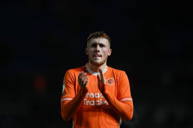 Blackpool 'dan Sonny Carey, 29 Aralık 2024' te Birmingham City 'nin St. Andrew' s @ Knighthead Park, Birmingham, İngiltere 'deki Blackpool maçının sonunda taraftarları alkışlıyor.