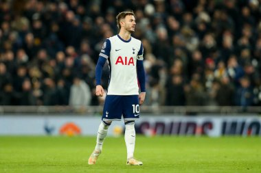 Tottenham Hotspur 'dan James Maddison, Premier Lig maçı sırasında Tottenham Hotspur' a karşı Wolverhampton Wanderers 'a bakıyor. Tottenham Hotspur Stadyumu, Londra, Birleşik Krallık, 29 Aralık 2024